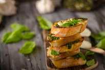 Cesnaková bageta s vegetou