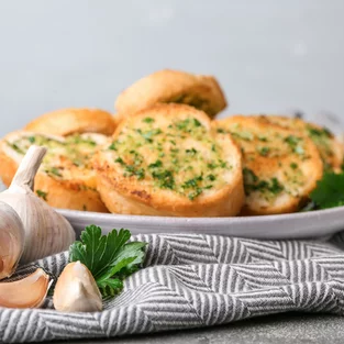 Cesnakové bagety s vegetou bez glutamanu Cesnakové bagety s vegetou bez glutamanu