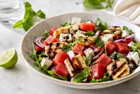Letný šalát s melónom, fetou a grilovaným halloumi bez glutamanu Letný šalát s melónom, fetou a grilovaným halloumi bez glutamanu