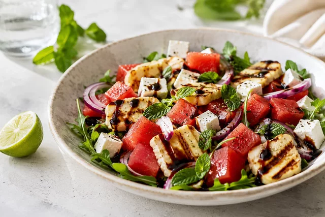 Letný šalát s melónom, fetou a grilovaným halloumi bez glutamanu Letný šalát s melónom, fetou a grilovaným halloumi bez glutamanu