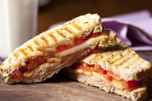 Panini s mozzarellou a bazalkou