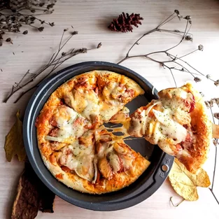 Slaný koláč z lístkového cesta so slaninou, mozzarellou a paradajkami Slaný koláč z lístkového cesta so slaninou, mozzarellou a paradajkami