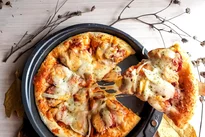 Slaný koláč z lístkového cesta so slaninou, mozzarellou a paradajkami