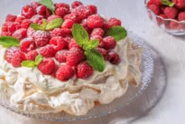Snehová torta Pavlova s malinami