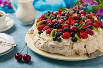 Snehová torta Pavlova s ovocím
